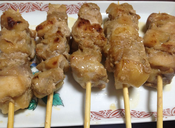 クッキングシートで焼いた串刺し焼き鳥