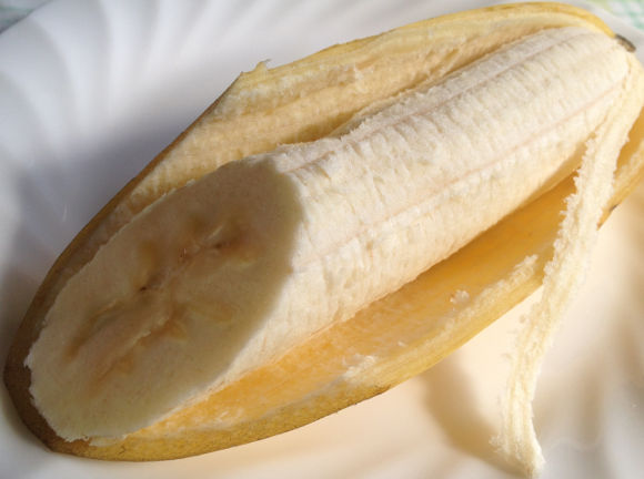 イオンのTOPVALUのバナナ「熟れっ子バナナ」を切るときれいな色