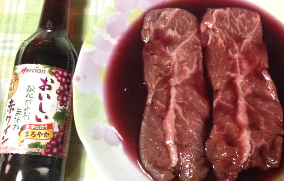 牛肉をワイン漬けにしておきます