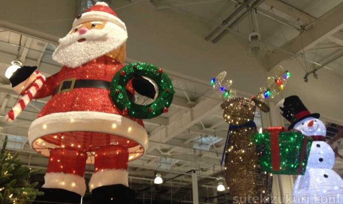 コストコのクリスマス サンタクロース置物イルミネーション