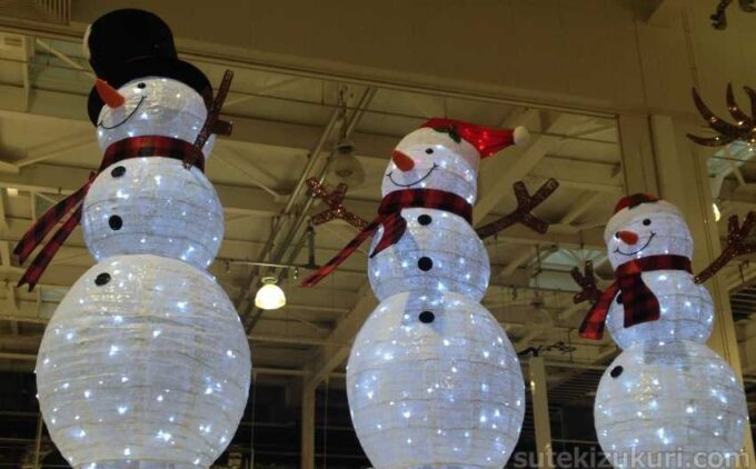 コストコのクリスマス 雪ダルマ置物2イルミネーション